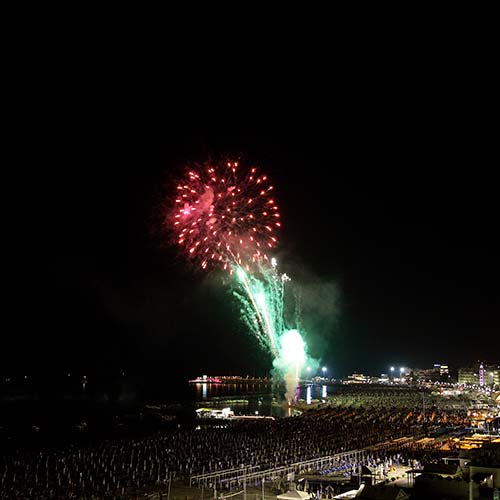 fuochi d'artificio al mare